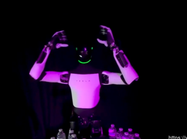 马斯克Optimus”摘头显”事件：人形机器人自主性争议与技术真相